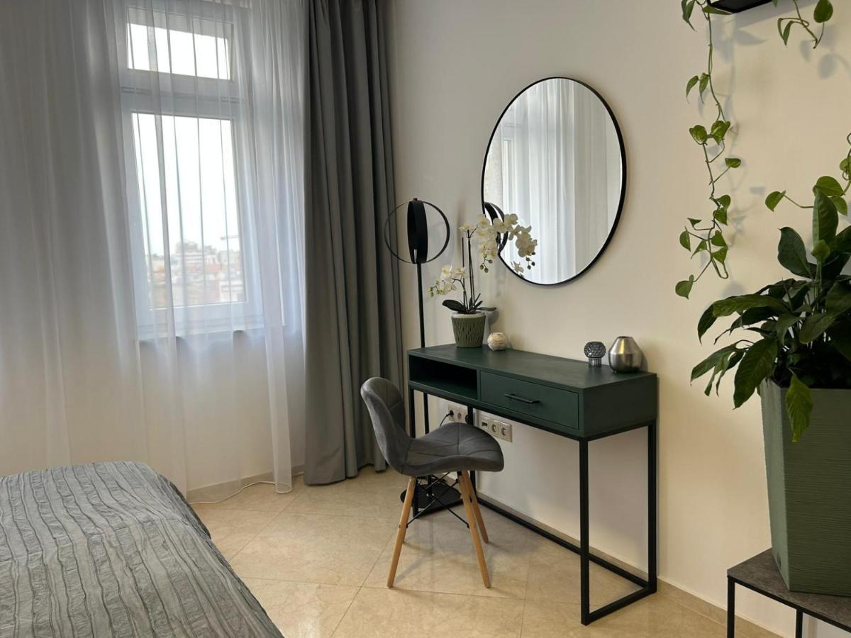 Leo Apartment Free Parking - President Palace Братислава Екстер'єр фото