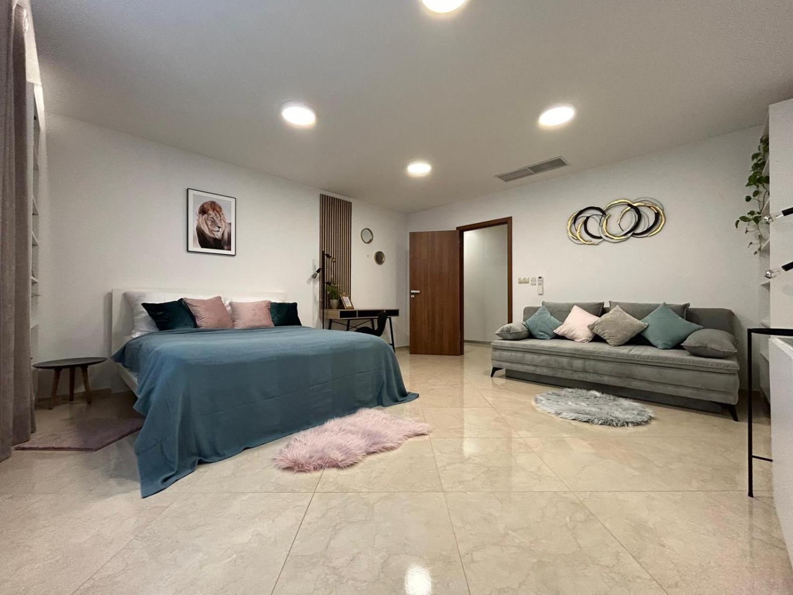 Leo Apartment Free Parking - President Palace Братислава Екстер'єр фото
