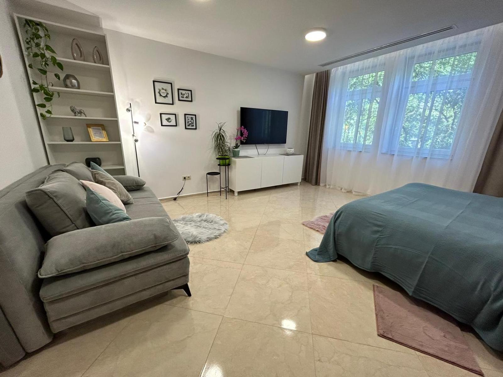 Leo Apartment Free Parking - President Palace Братислава Екстер'єр фото