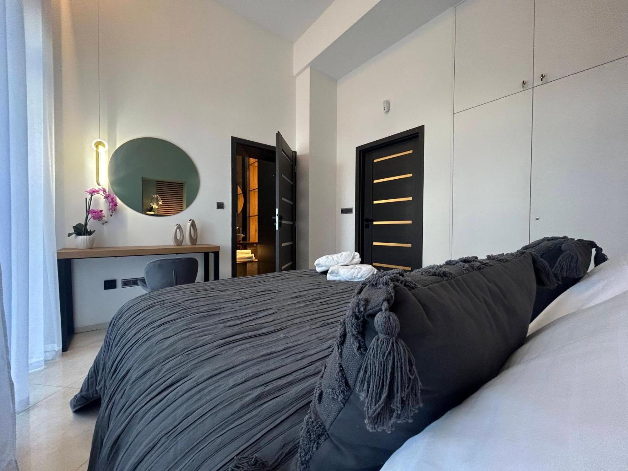 Leo Apartment Free Parking - President Palace Братислава Екстер'єр фото
